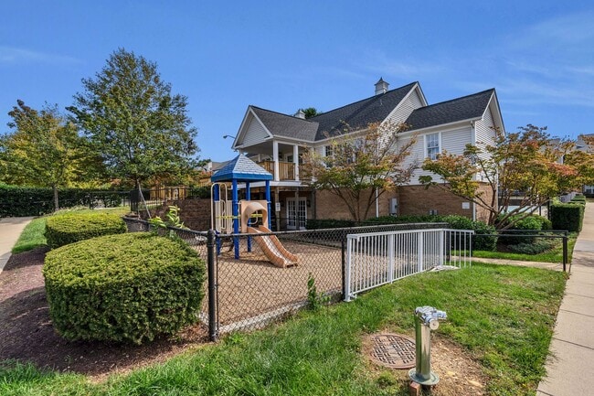 Photo - Luxurious 2 Level 2 Bedroom + Den 3 Bathro...