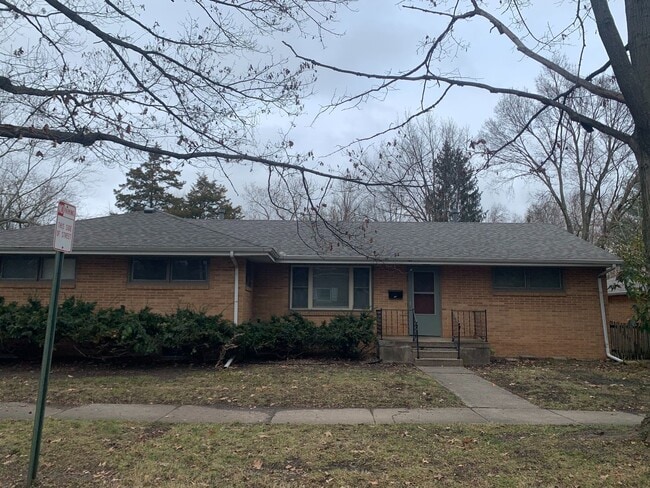 Building Photo - Urbana Two Bedroom/One Bathroom w/Garage Duplex