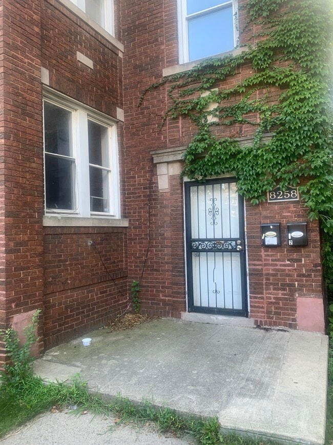 Photo - 8258 S Langley Ave Apartamentos