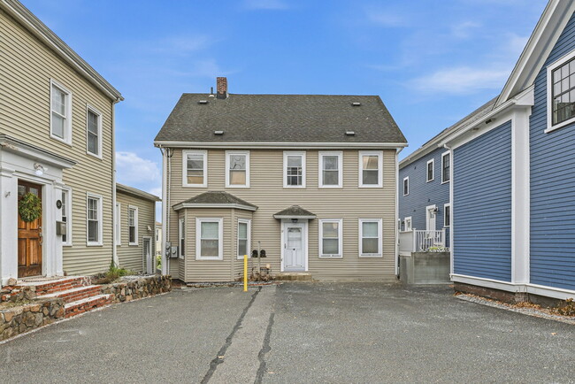 Front - 12 Osborne Street Unit 2