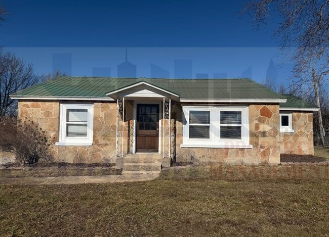 Building Photo - 2 Bed/1 bath House on 2 Acres!