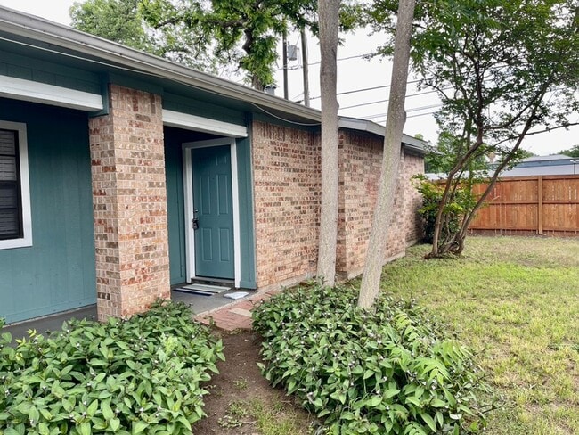 Building Photo - Duplex Blocks from Downtown and Town Lake Unit A