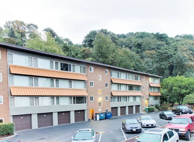 Entrada trasera - Lakeview Apartments