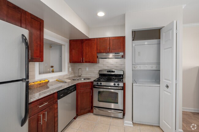 2BR, 1 BA - 927SF