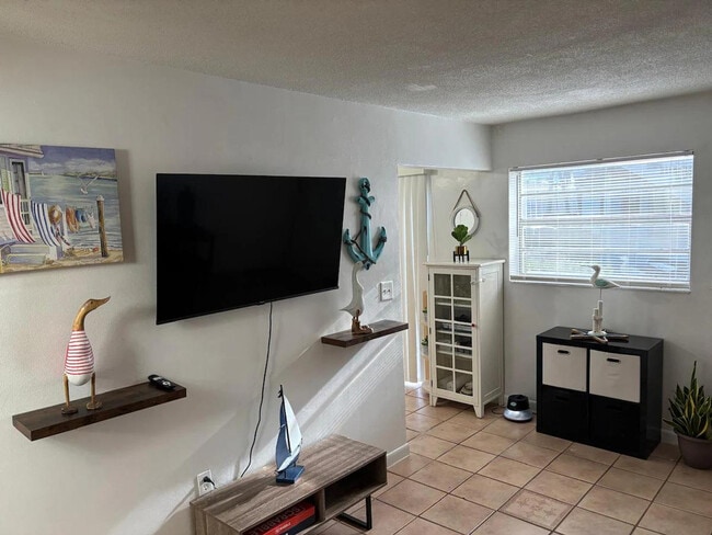 Building Photo - 441 NE 5th Ct Rental