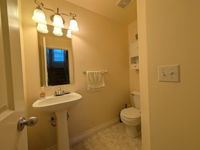 Half bath / 1st Floor - 9053 161st Ct NE
