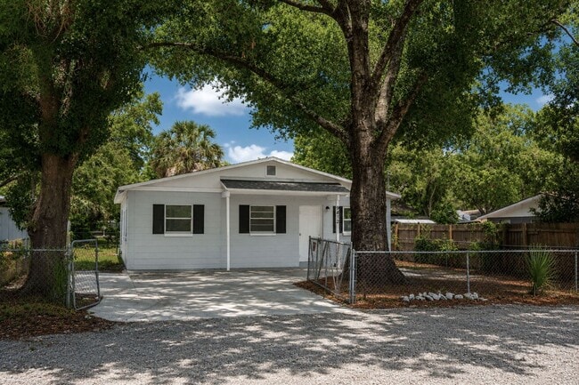 Photo - 3 Bedroom, 1 Bathroom Home for Rent in Tampa!