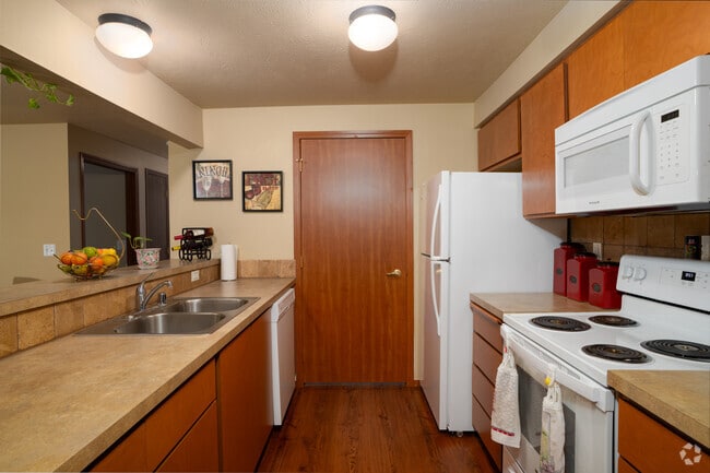 2BR, 1BA - 1,010SF - Kitchen