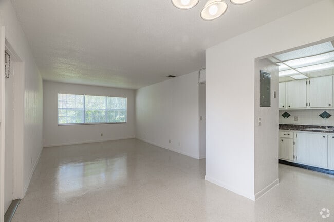 2BR, 2BA - 900SF