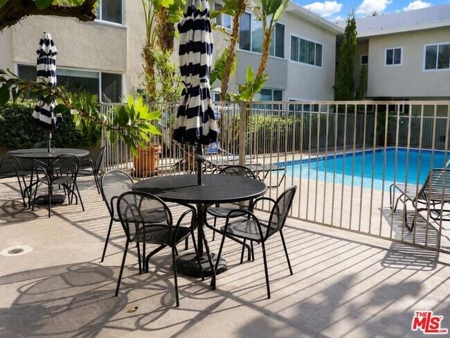 Photo - 1525 Hayworth Ave Unidad 107