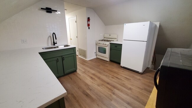 Building Photo - 164 Congress St W Unit 3