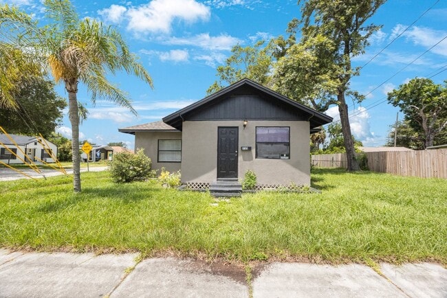 Building Photo - $25 App Fee* Spacious 3bdrm/1bath House **...