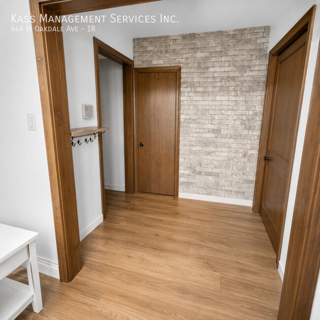 Photo - 646 W Oakdale Ave Unit 1R