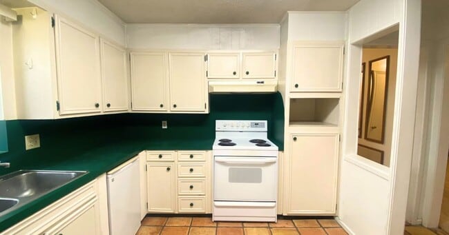 Photo - Spacious 4 Bed, 2 Bath Home in Lubbock, TX