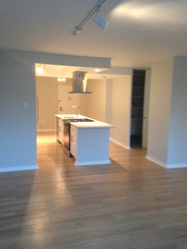 Building Photo - 604 S Washington Sq Unit 410