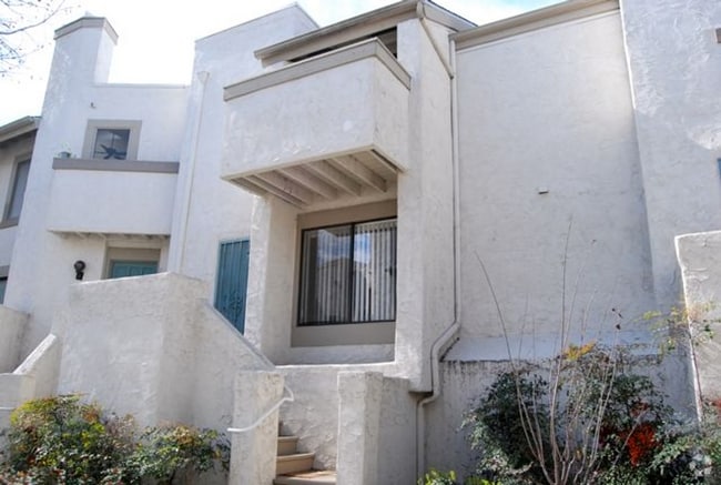 Building Photo - Woodlands in La Jolla 2 bedroom 1 bath to... Rental