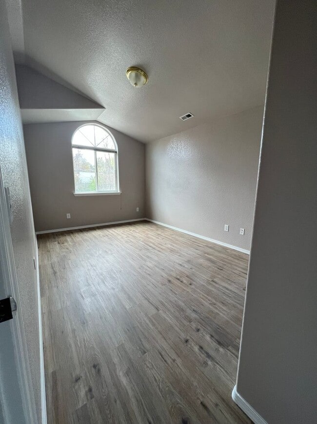 Photo - 3 Bedroom, 2.5 Bathroom Townhouse - Near O...