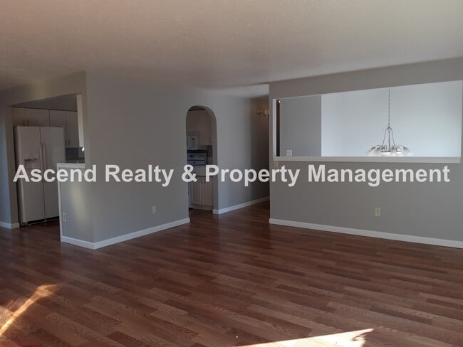 Photo - 4 Bed on Cul de Sac, Fenced Yard, Quick Access to Schools, Outlet Mall, Troutdale Station Food Ca...