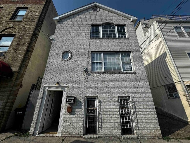 Building Photo - 26 Paterson St Unit 2