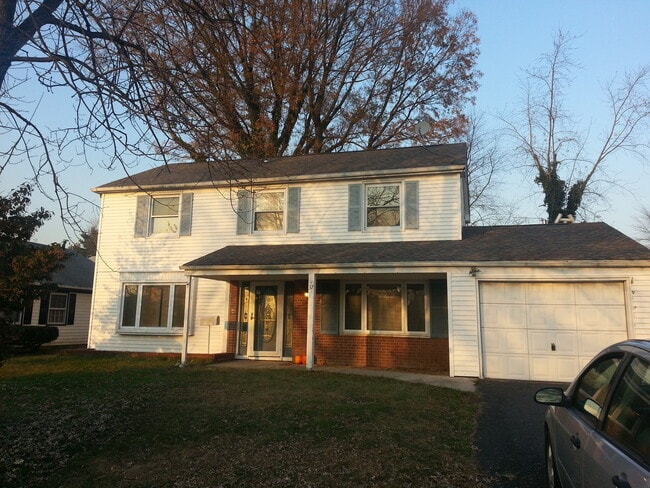 Building Photo - 3 bed 2.5 bath updated colonial