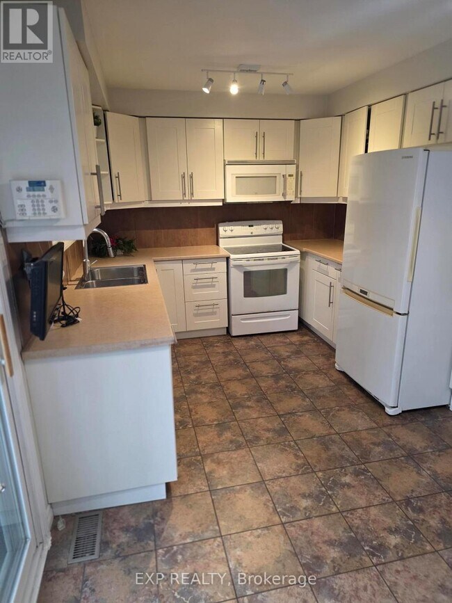 Photo - 1296 Valerie Crescent