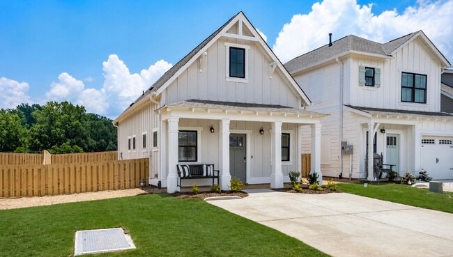 Building Photo - 1 Bedroom home with Fenced Backyard!
