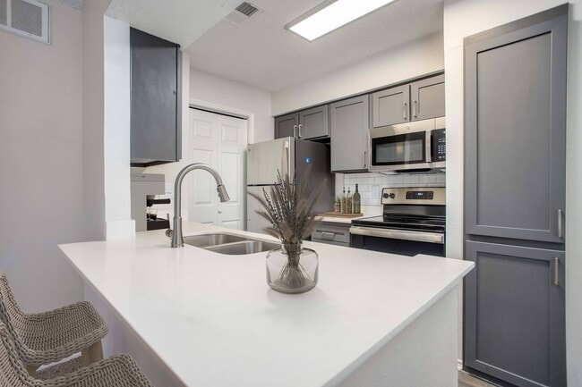 Building Photo - Oaklyn