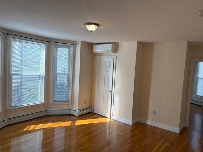 Building Photo - 53 Springfield St Unit 1