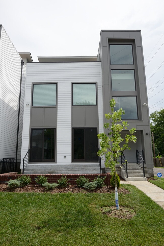 FABULOUS new construction brand new contemporary single-family house, built in 2018 - 1207 Tremont Ave Casa