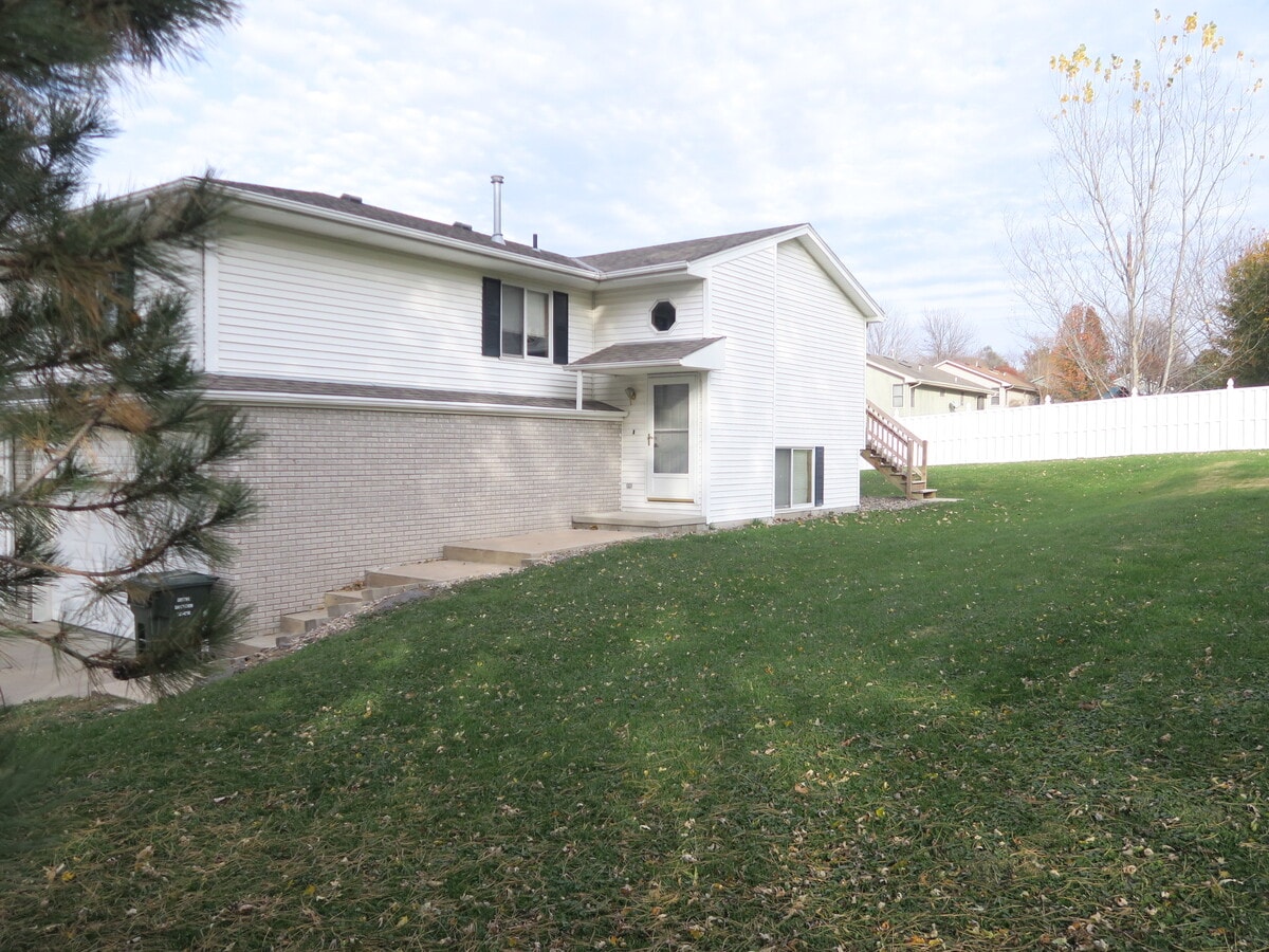 Photo - 505 Michael Dr