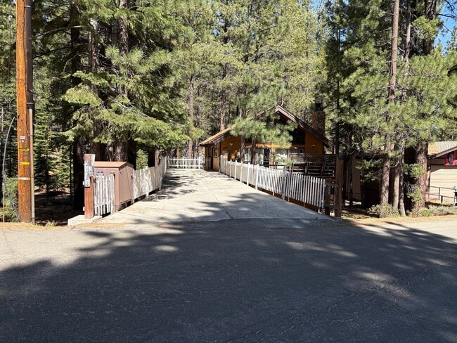 Building Photo - Large mountain home with hot tub on the deck