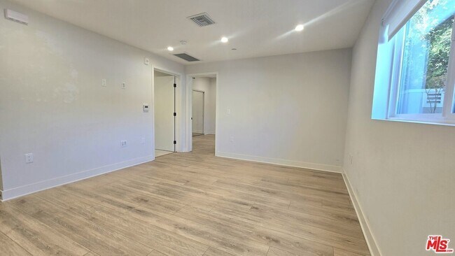 Photo - 1530 S Hayworth Ave Unit 101