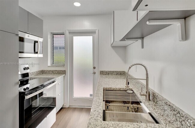 Building Photo - 1334 Euclid Ave Unit 8 Rental