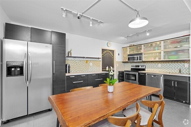 Building Photo - 9022 NE 8th Ave Unit 1L Rental