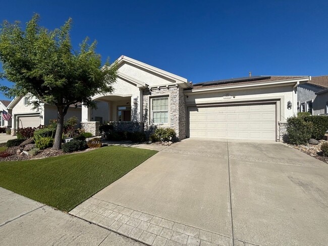 Building Photo - Gorgeous 3 Bed 2.5 Bath with SOLAR! 55+ Community