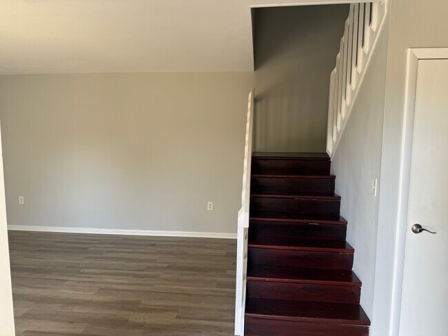 Photo - 3221 Meridian Way S