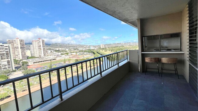 Building Photo - AVAILABLE NOW - SPACIOUS 2BD/1BA WITH 1 COVERED SECURED PARKING! Unit 1903,