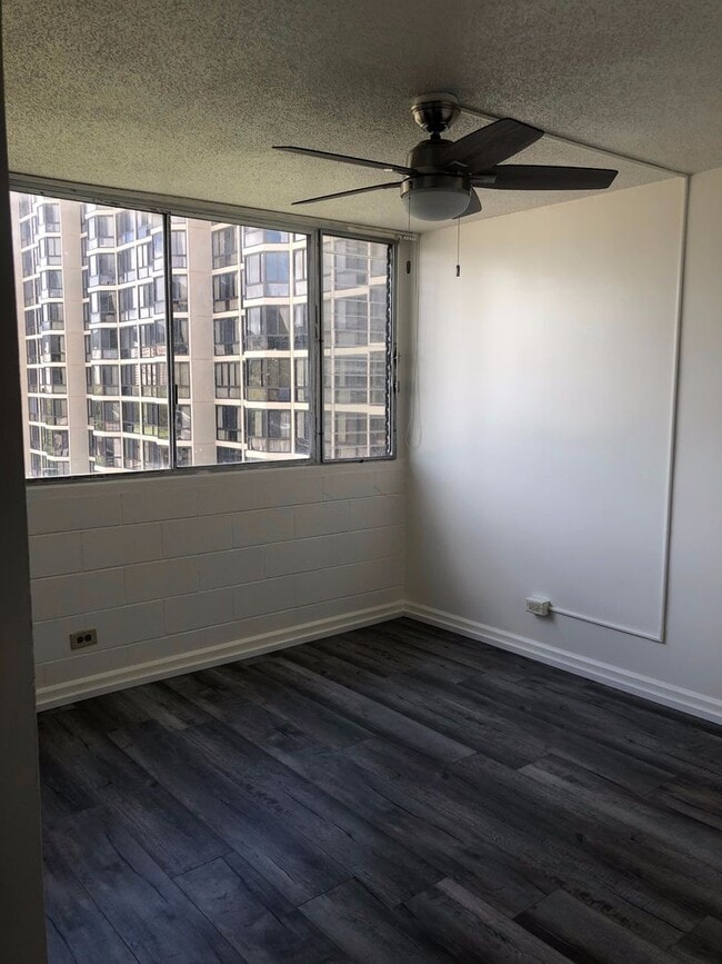 Photo - Salt Lake - 2 Bed / 1.5 Bath/ 1 parking Apt