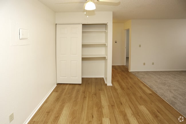 2BR, 1BA - 800 SF