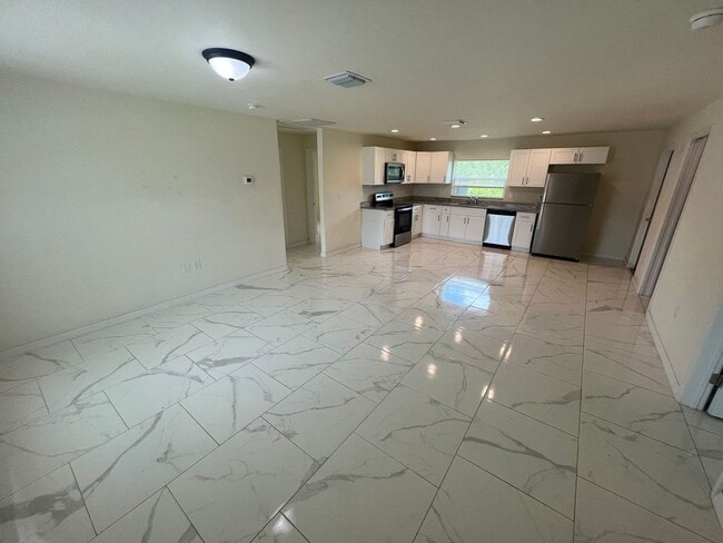 Photo - 1139 Chiefland St E