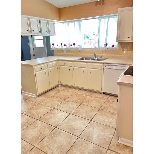 Spacious kitchen - 2915 Eagle Rdg