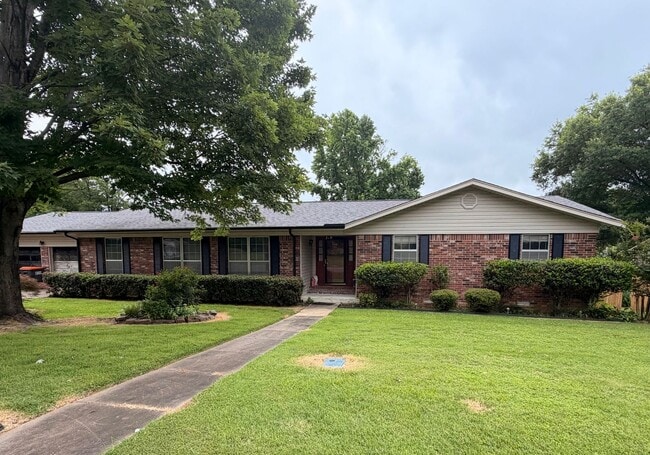 Building Photo - Discover a comfortable 3-bedroom, 2-bath home located on the west side of Russellville, AR.