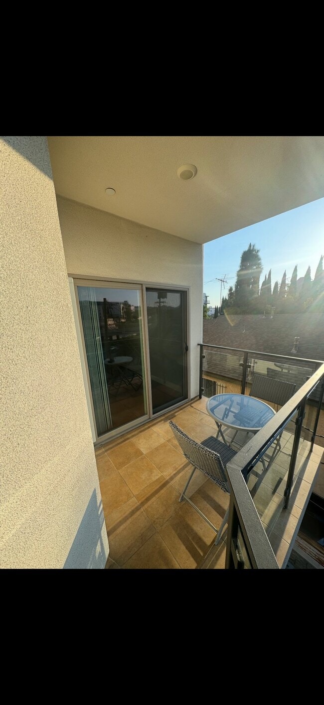 5537 La Mirada Ave Unidad 202
