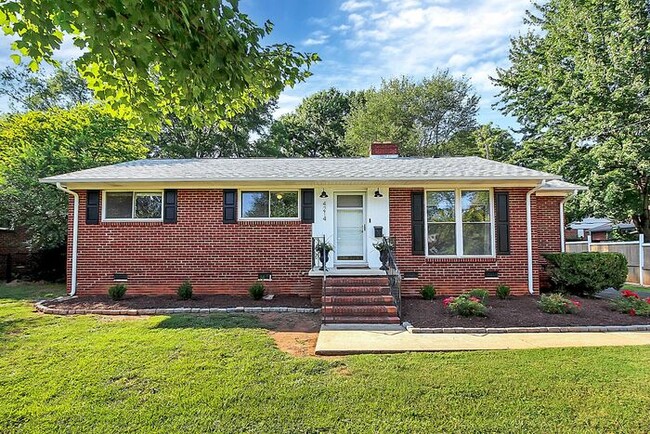 Charming 3BD/2BA Ranch in Selwyn Park! - Charming 3BD/2BA Ranch in Selwyn Park! House