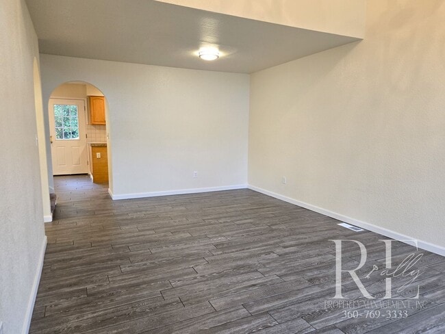 Photo - Military Discount: Spacious Bremerton Town... Townhome