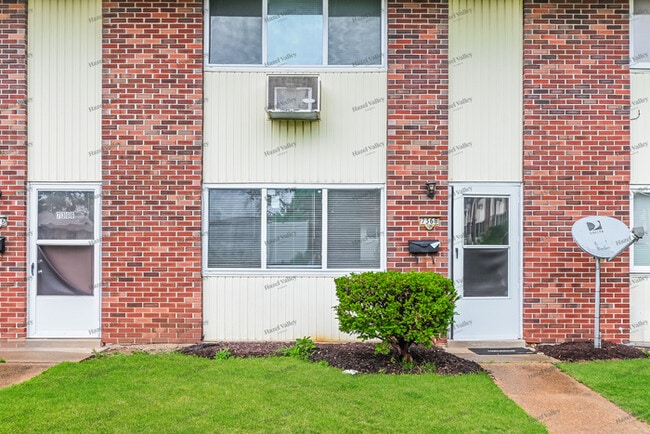 Building Photo - 7368 Hazelcrest Dr