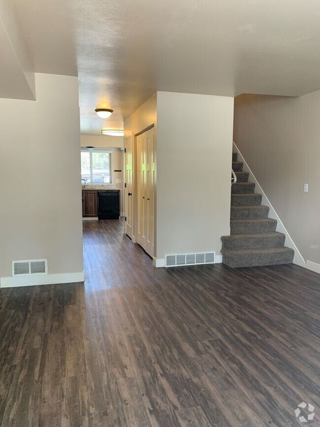 Building Photo - 2 Bed 1.5 Bath End Unit Townhome in Murray...