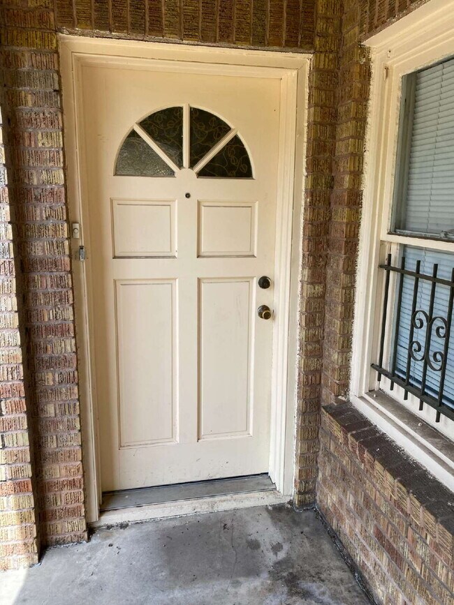 Photo - 247 E Lullwood Ave Unit Front