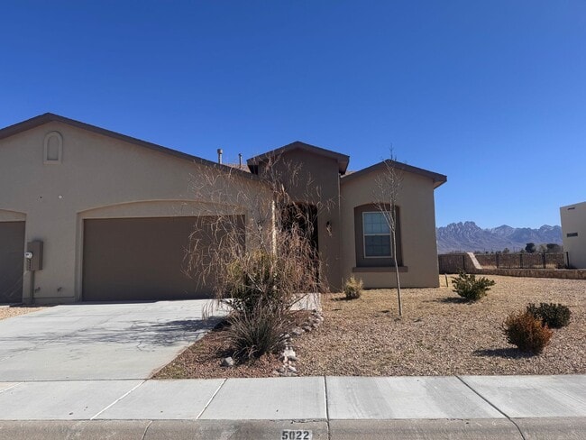 Building Photo - Beautiful newer townhome with Mountain View’s