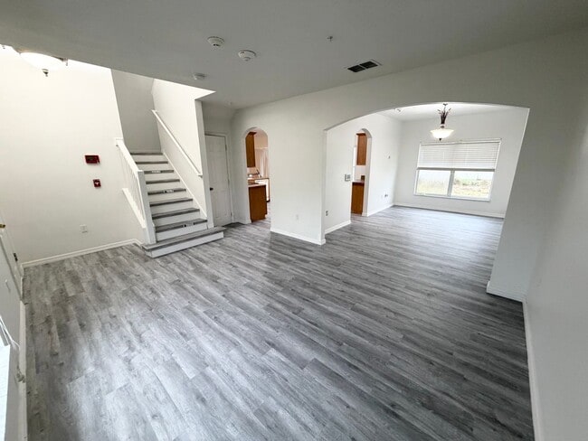 Photo - Large 2-Story 4 Bedroom 2.5 Bathroom House w/ Fenced in Yard - For Rent